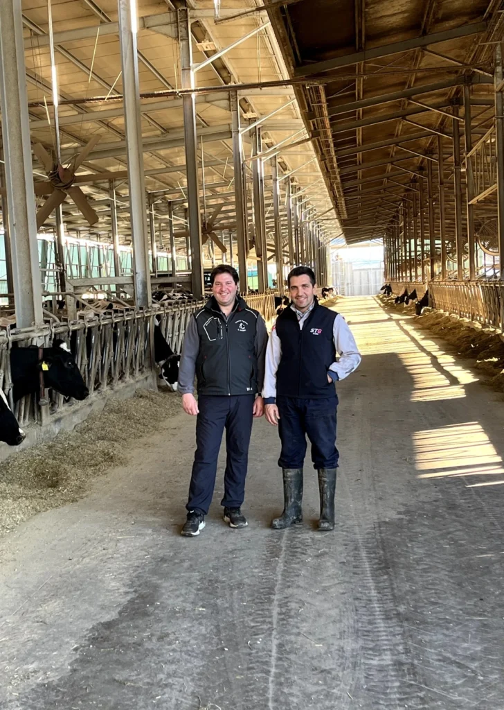 Concept per robot di mungitura: due dipendenti di AZ.AGR.CHIOSO DI BERSANI S.S. SOCIETÀ AGRICOLA