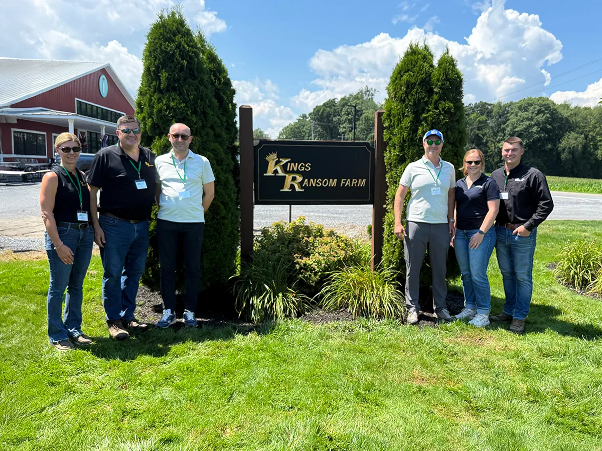 Holstein Friesian Cattle: Il team internazionale di United Sires insieme alla famiglia King: sulla sinistra Jeff King e sulla destra suo figlio Johnthan. Insieme a Tom Mercuro, il primo a destra dell’insegna, e Rene Coumans, al suo fianco, sono le menti pulsanti del progetto.