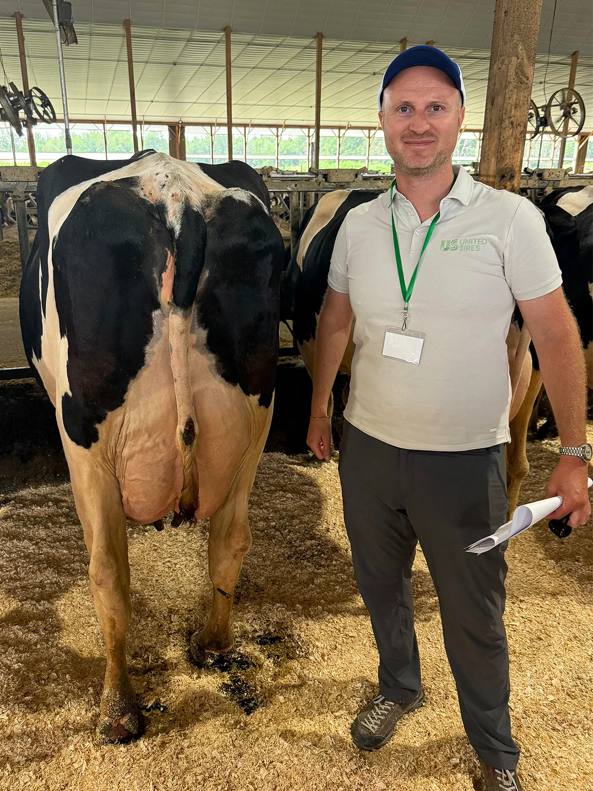 Holstein Friesian Cattle: Tommaso Carini con la madre di FLYHIGH alla Kings-Ransom: una vacca strepitosa per diametri, mammella e produzione.