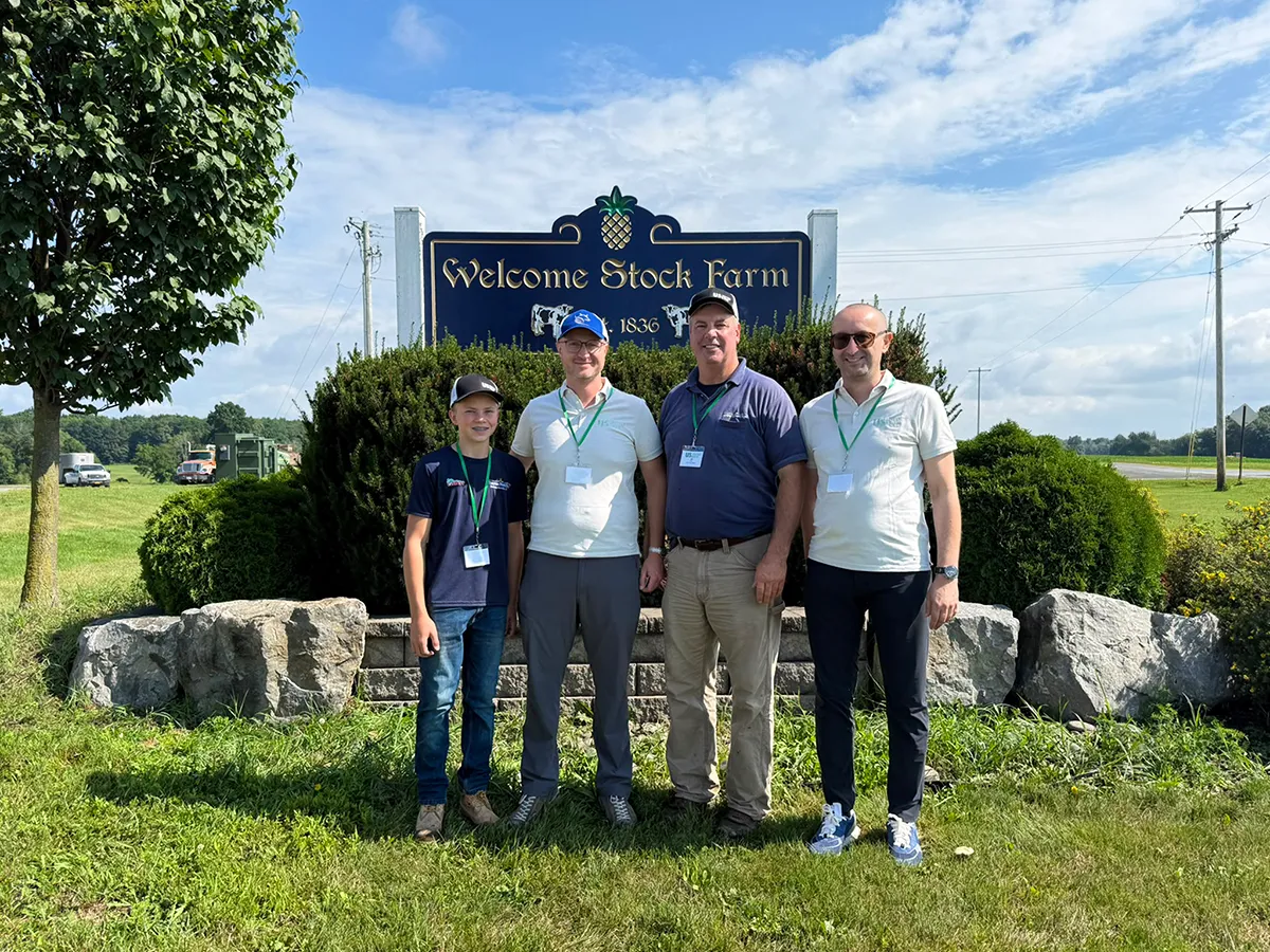 Holstein Friesian Cattle: Tommaso Carini e Daniele Magni alla Welcome Stock – Bacon-Hill, con Bill Peck e il figlio più piccolo.